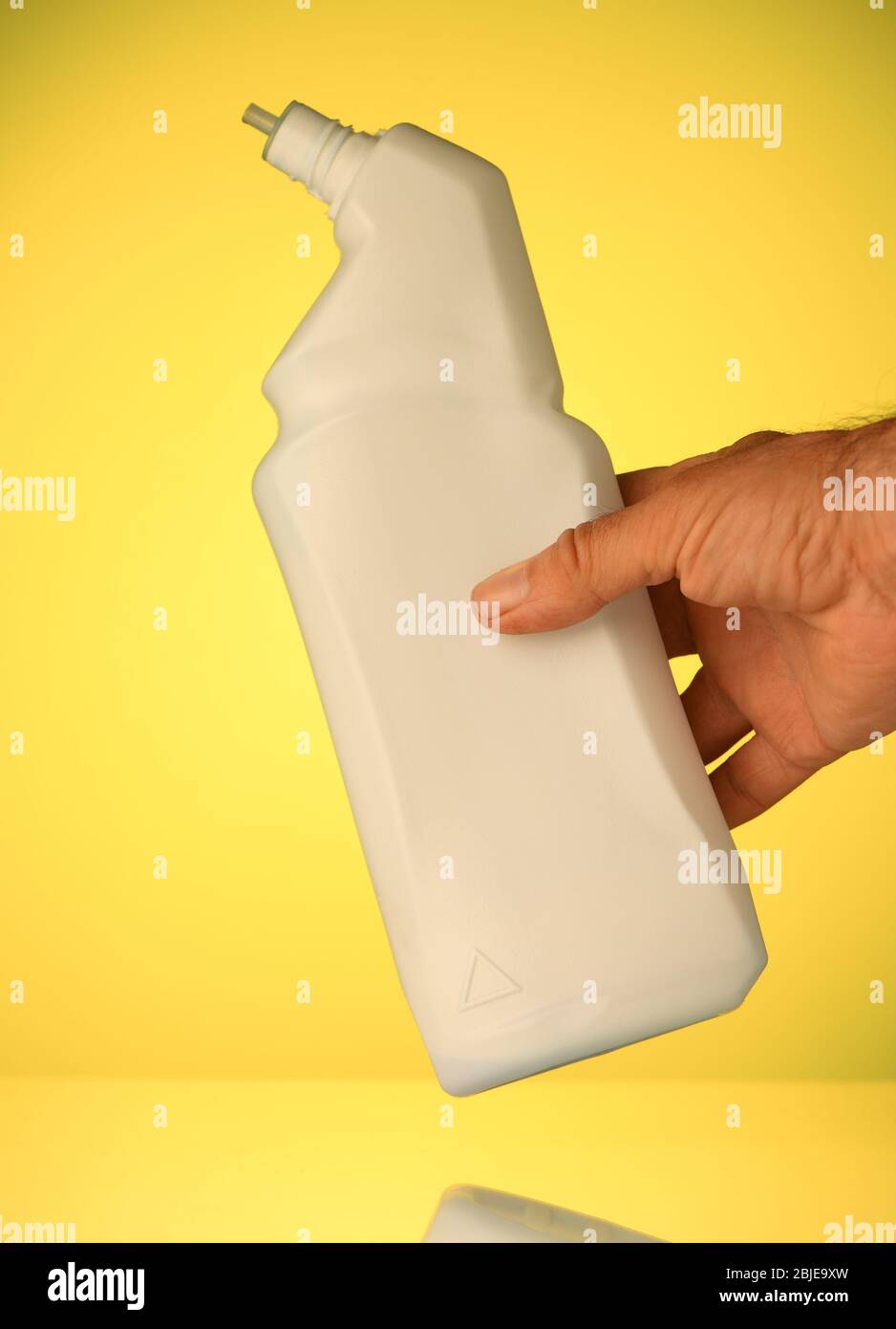 Una bottiglia bianca di plastica senza etichetta pronta ad aggiungere testo per messaggio o concetto isolato su uno sfondo giallo. Foto Stock