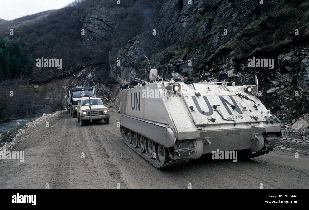 5 febbraio 1994 durante la guerra nella Bosnia centrale: Accanto al fiume Bistrica, un convoglio congiunto a sud dell'esercito belga e dei camion norvegesi UHCR in un checkpoint musulmano bosniaco sulla Route Diamond, a nord di Gornji Vakuf. Foto Stock