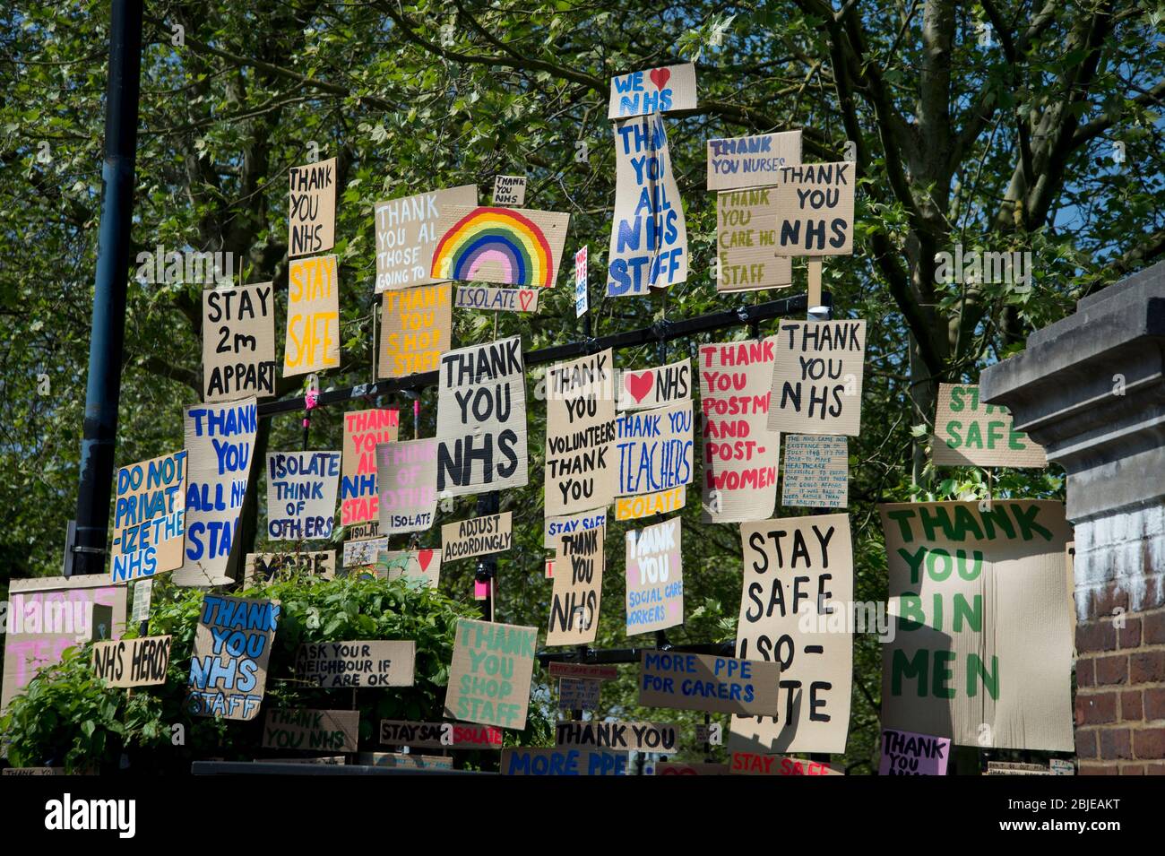 Londra aprile 2020 la pandemia di Covid-19. Roman Road, Tower Hamlets. Una foresta di cartelli loda tutti i lavoratori di prima linea, in particolare il NHS Foto Stock