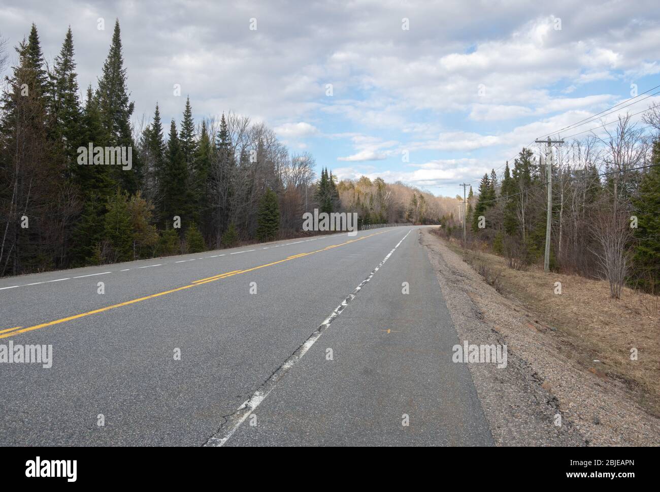 Autostrada 60 attraverso Algonquin Park durante la chiusura del parco a causa di pandemia. Foto Stock
