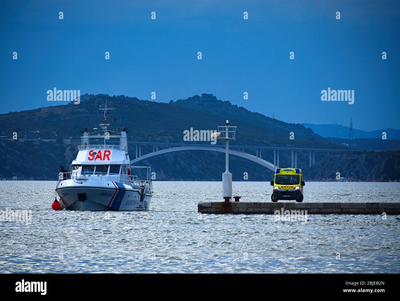 Van di emergenza in attesa di barca SAR Šibenik in Croazia Foto Stock