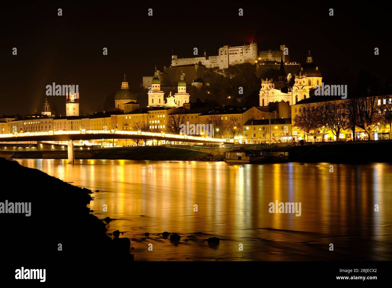 Fortezza di Salisburgo di notte, in bianco e nero, Castello di Salisburgo. Anglenhigh, hohensalzburg Foto Stock