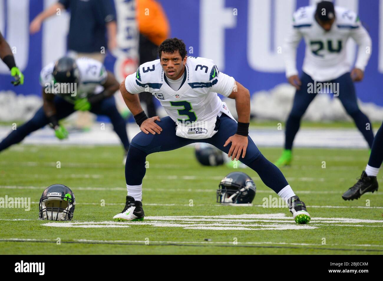 15 dicembre 2013: Seattle Seahawks quarterback Russell Wilson (3) durante i warm up prima della partita NFL tra i Seattle Seahawks e il New York Gi Foto Stock