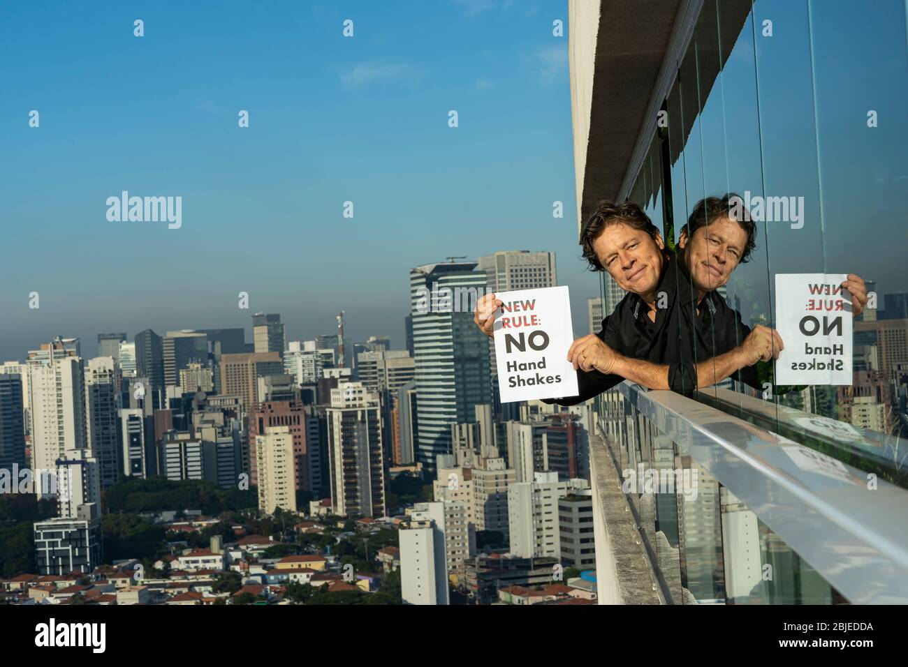 COVID-19. Non agitare le mani. Foto Stock