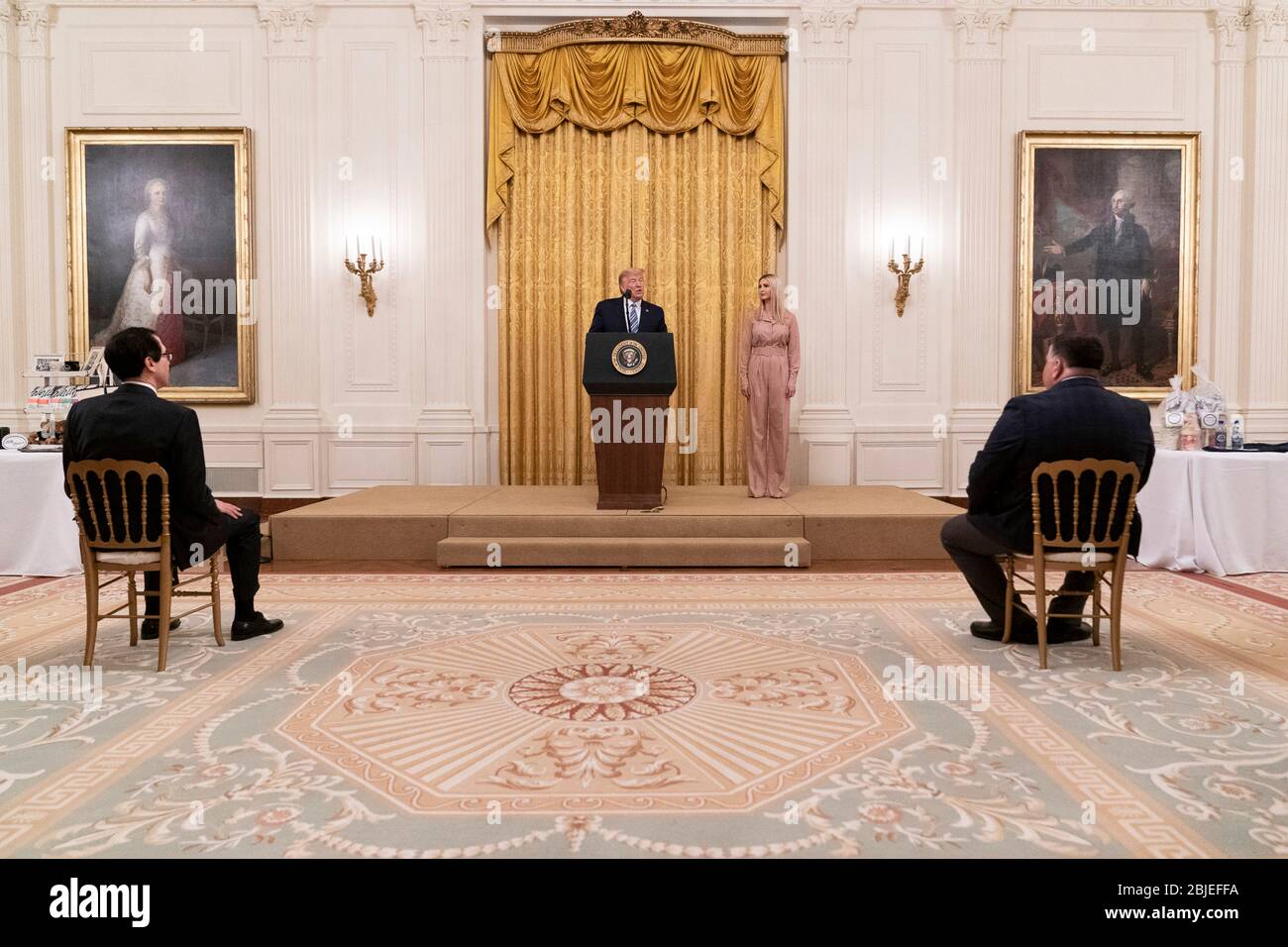 Washington, Stati Uniti d'America. 28 Aprile 2020. Washington, Stati Uniti d'America. 28 aprile 2020. Il presidente degli Stati Uniti Donald Trump si rivolge a un evento per piccole imprese sul programma di protezione del controllo salariale senza un pubblico a causa della COVID-19, pandemia di coronavirus nella stanza orientale della Casa Bianca 28 aprile 2020 a Washington, DC. Credit: Swealah Craighead/White House Photo/Alamy Live News Foto Stock