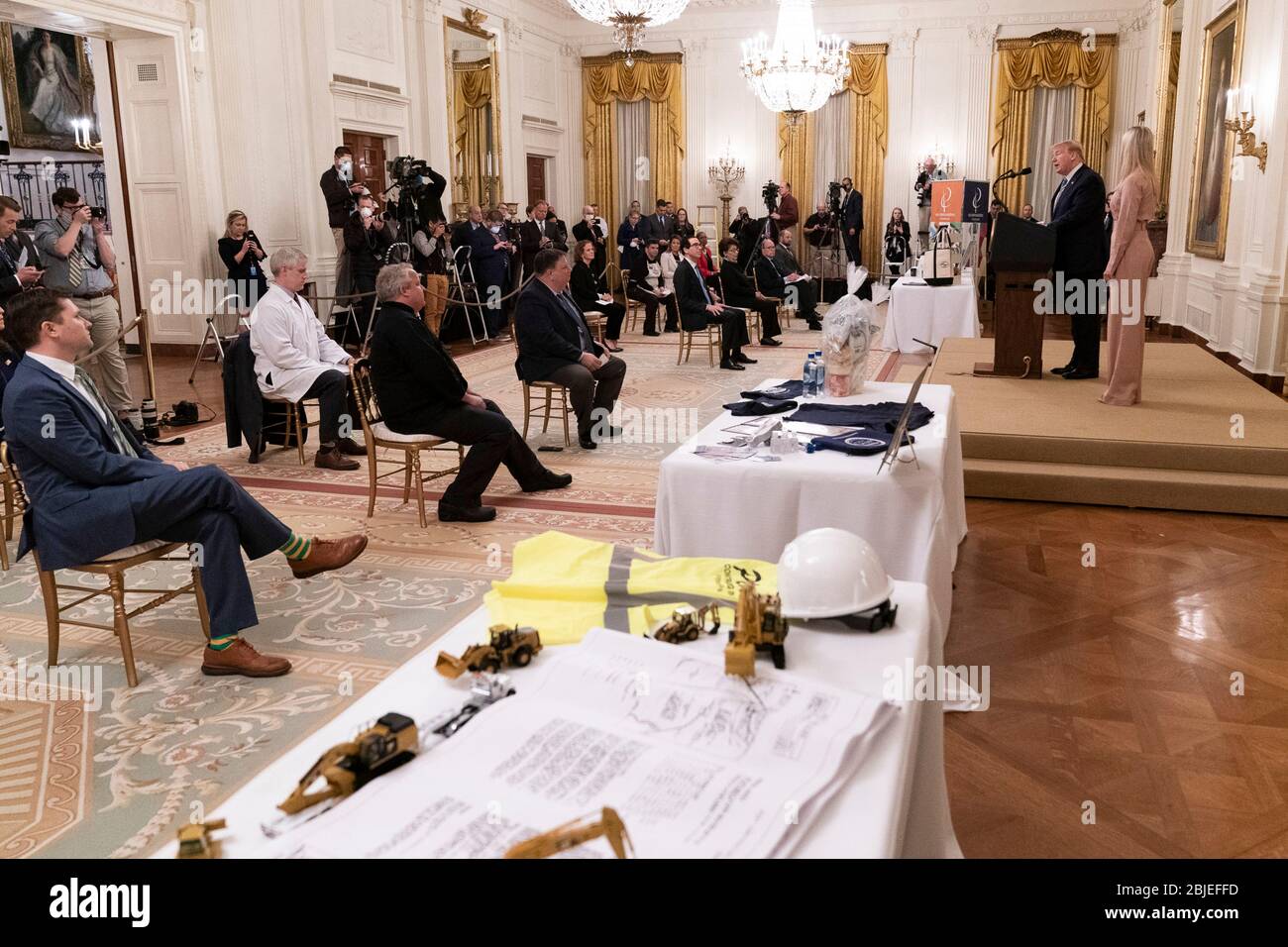 Washington, Stati Uniti d'America. 28 Aprile 2020. Washington, Stati Uniti d'America. 28 aprile 2020. Il presidente degli Stati Uniti Donald Trump si rivolge a un evento per piccole imprese sul programma di protezione del controllo salariale senza un pubblico a causa della COVID-19, pandemia di coronavirus nella stanza orientale della Casa Bianca 28 aprile 2020 a Washington, DC. Credit: Swealah Craighead/White House Photo/Alamy Live News Foto Stock