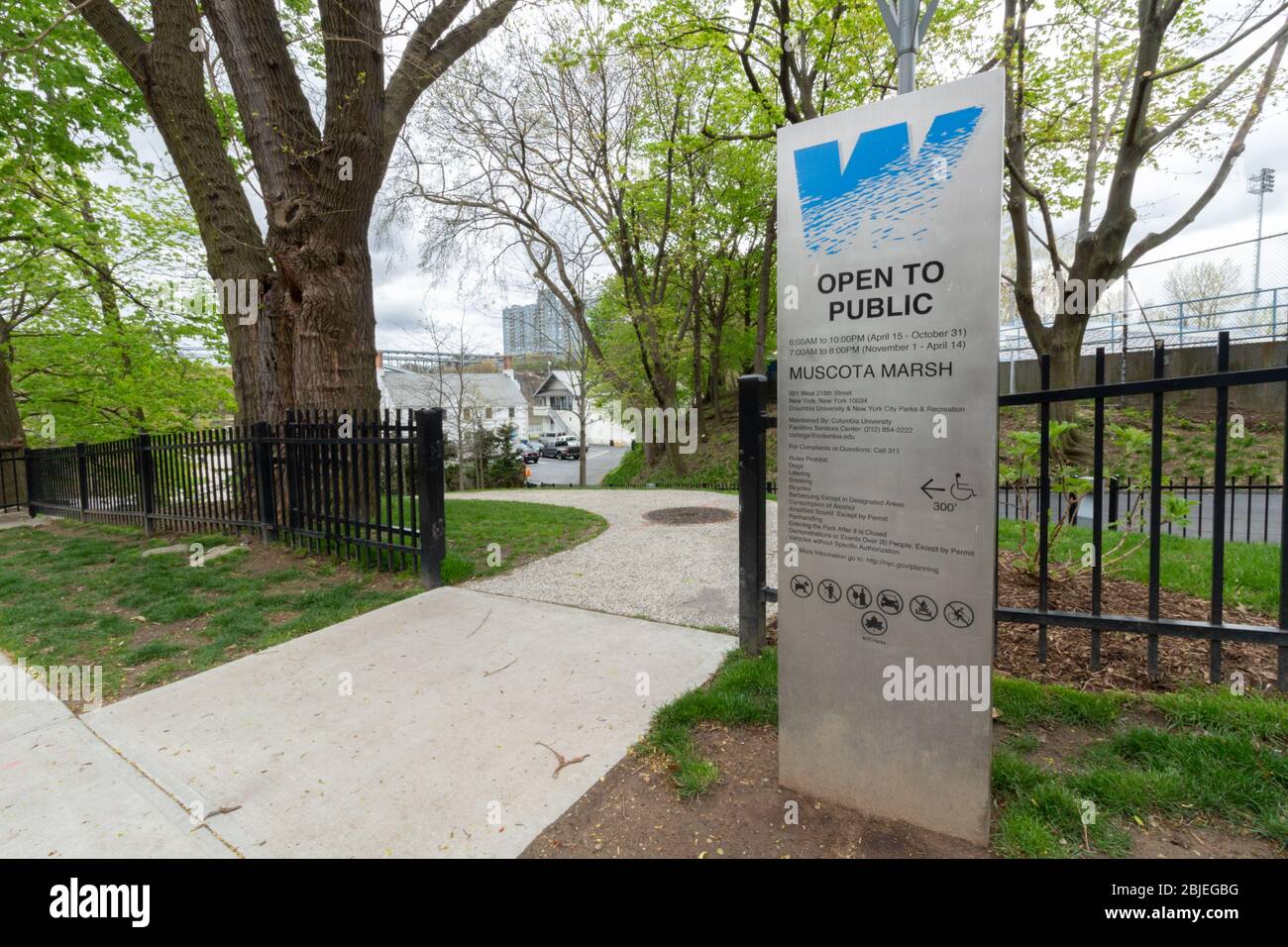 Ingresso alla Muscota Marsh a Inwood, una palude di sale restaurata e zone umide d'acqua dolce create dai parchi di New York e dalla Columbia University Foto Stock Ingresso alla Muscota Marsh a Inwood, una palude di sale restaurata e zone umide d'acqua dolce create dai parchi di New York e dalla Columbia University Foto Stock