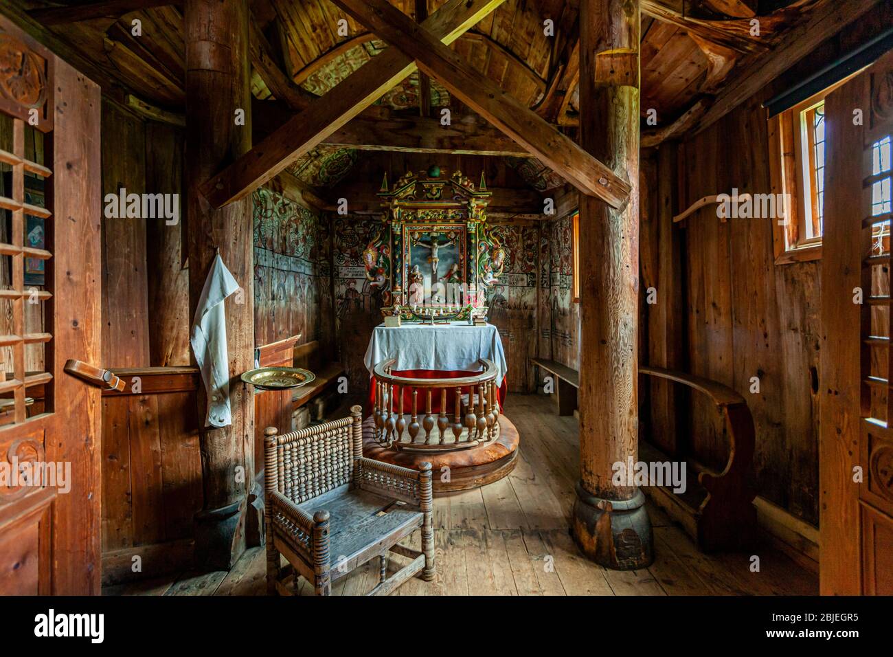 Interno della Chiesa di Stave Urnes a Lustre, Norvegia Foto Stock