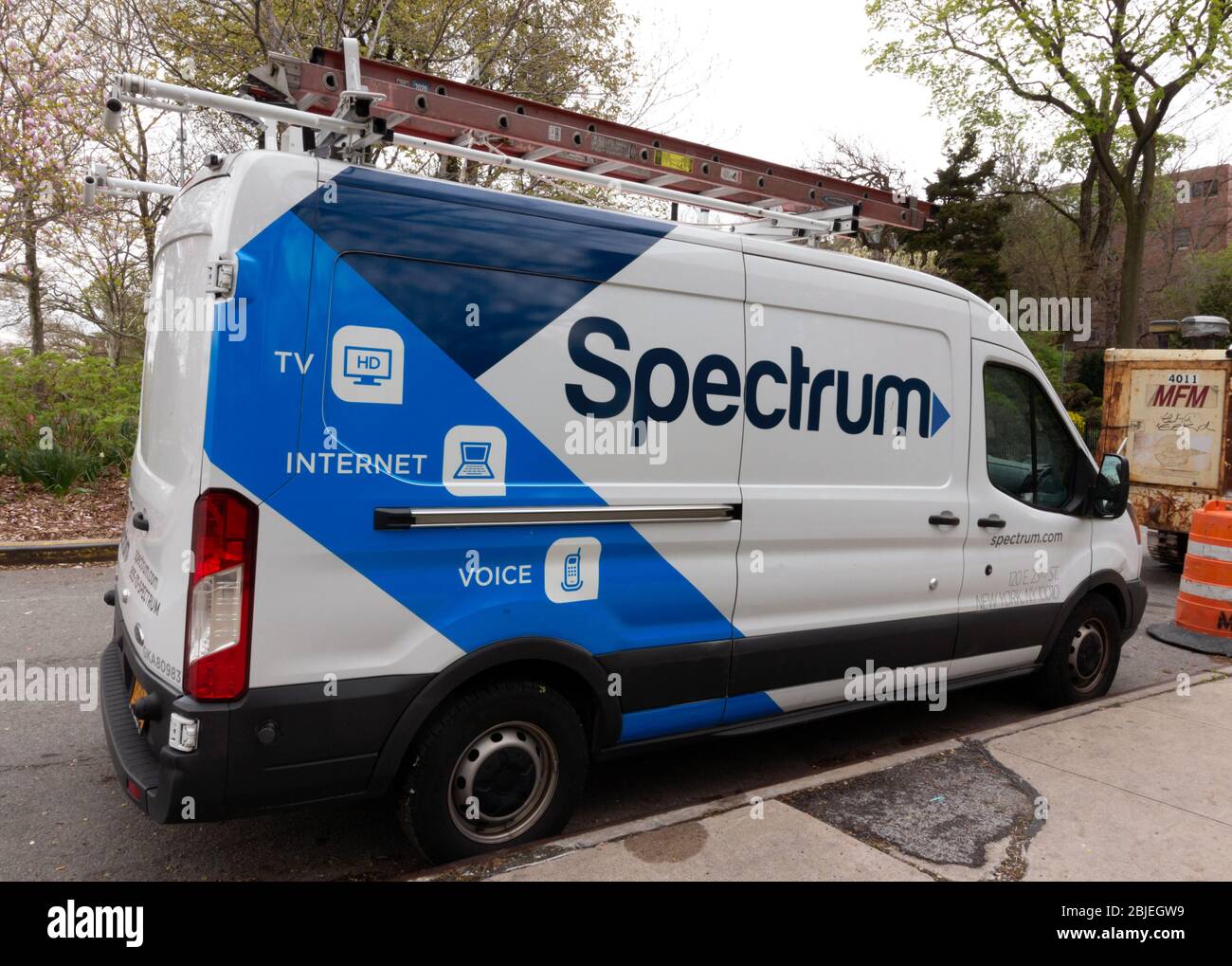 Un furgone da lavoro parcheggiato in una strada appartenente a Spectrum, un fornitore di servizi internet e via cavo per residenze e imprese Foto Stock