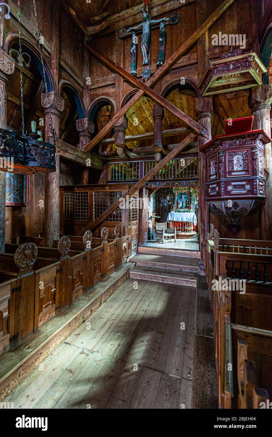 Interno della Chiesa di Stave Urnes a Lustre, Norvegia Foto Stock