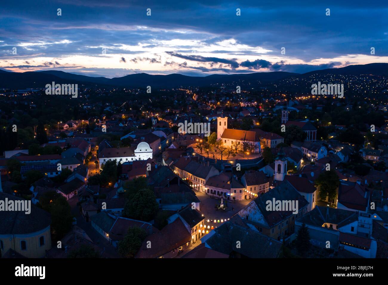 Szentendre, Ungheria - città illuminata dopo il tramonto. Cielo blu nuvoloso, strade vuote in Europa. Foto Stock