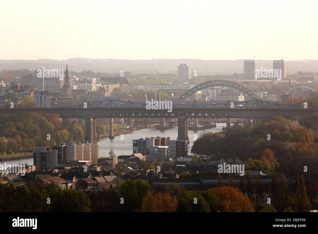 Una mattinata di frizzante a Newcastle upon Tyne, Inghilterra. Il ponte Redheugh attraversa il fiume Tyne tra Newcastle e Gateshead. Foto Stock