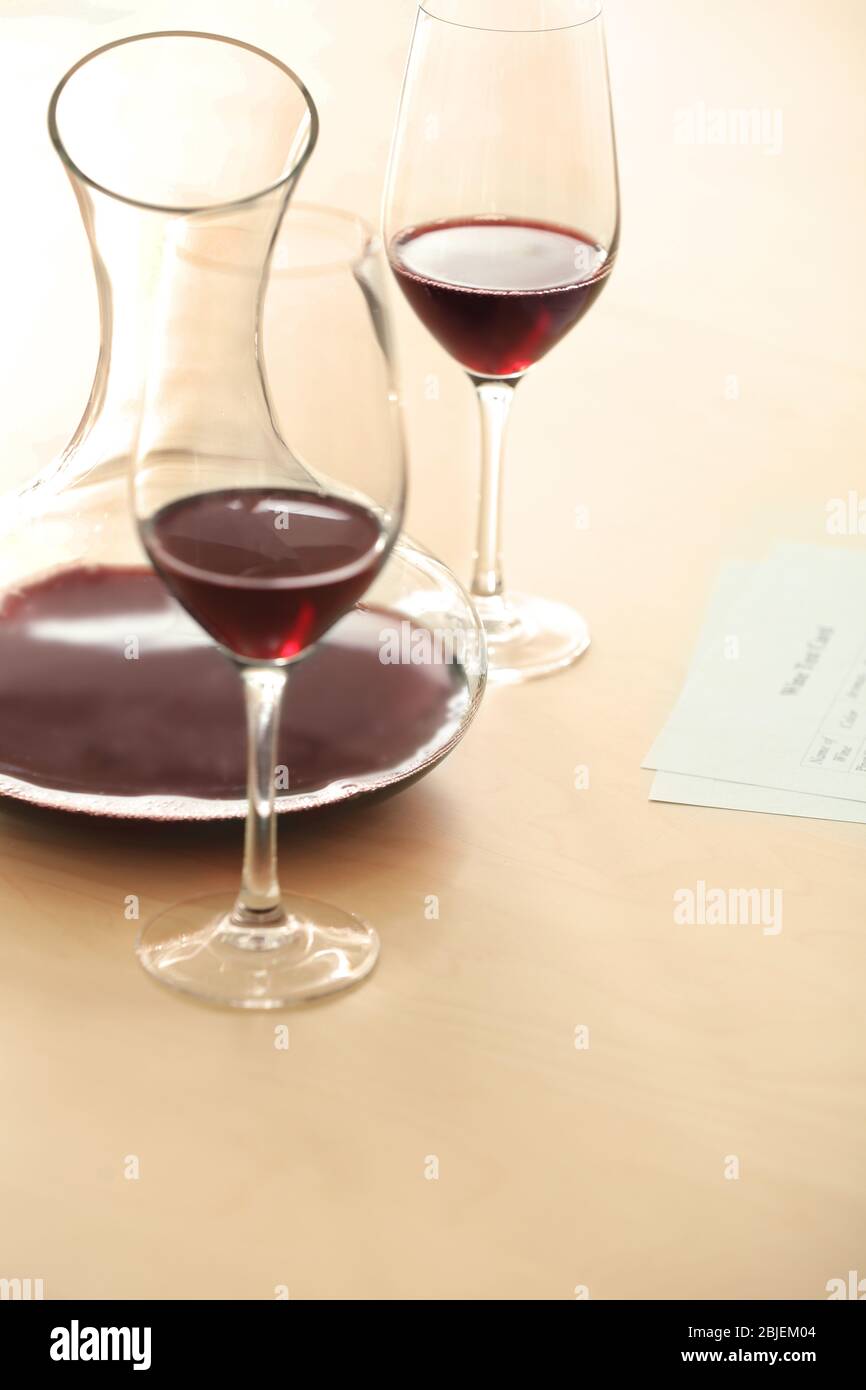 Stima del vino rosso in vinicolo alla degustazione Foto Stock