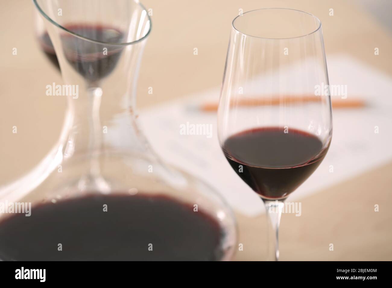 Stima del vino rosso in vinicolo alla degustazione Foto Stock