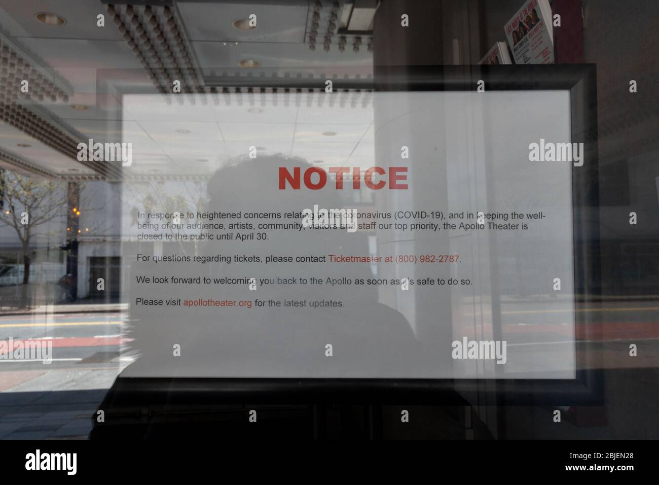 A causa del coronavirus o covid-19 pandemia, un cartello è pubblicato nello storico Apollo Theatre di Harlem dichiarando che è chiuso Foto Stock