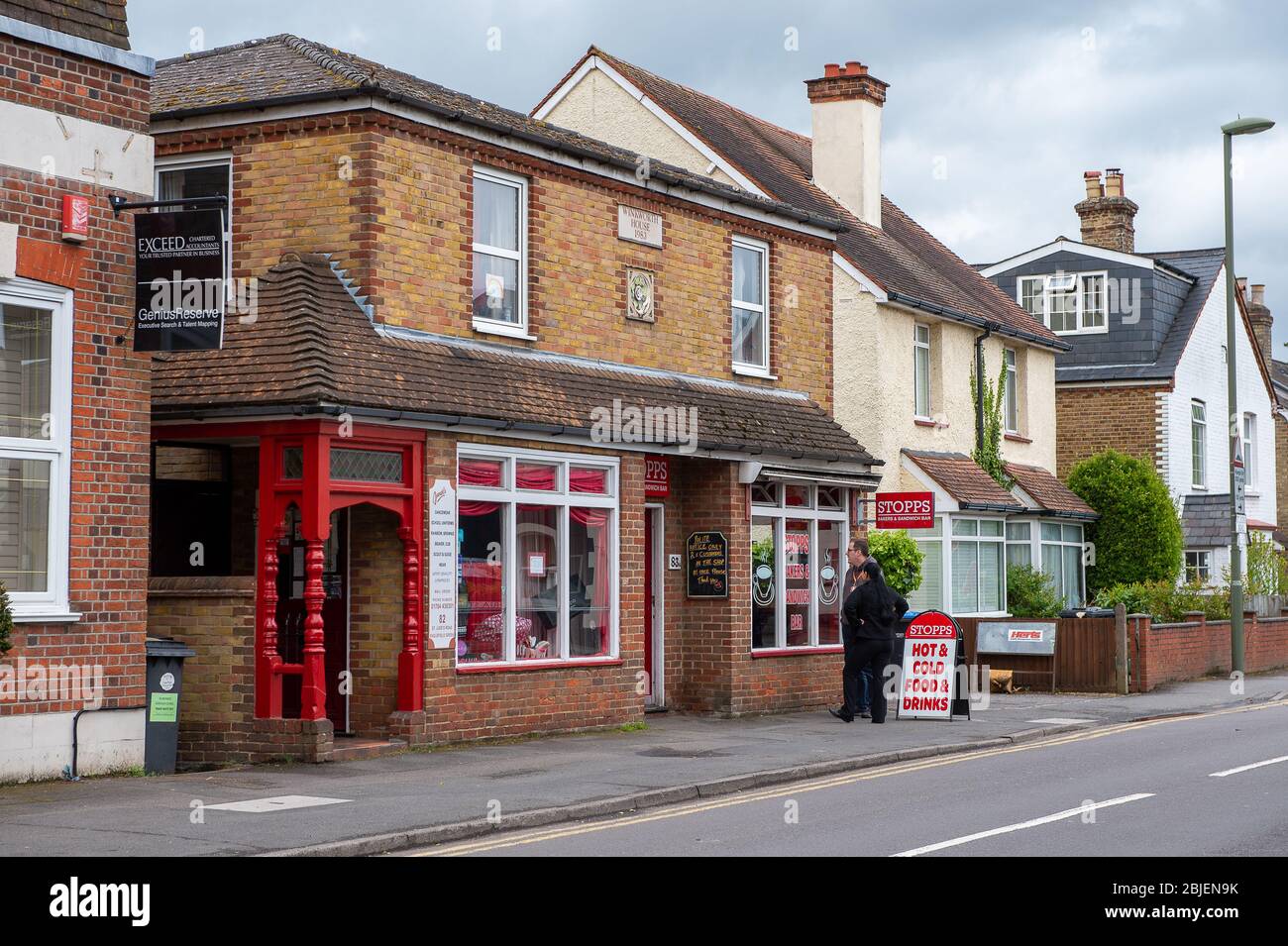 Englefield Green, Surrey, Regno Unito, 29 aprile 2020. I clienti aderiscono alle regole di distanza sociale al di fuori degli Stopps Bakers e Sandwich Bar in Englefield Green, Surrey, durante il blocco Pandemic Coronavirus. Credito: Maureen McLean/Alamy Foto Stock