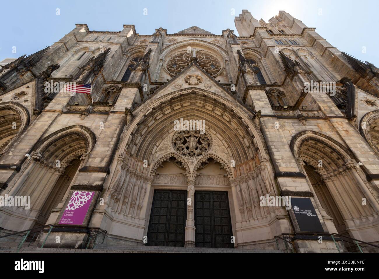 Ampia vista angolare della facciata anteriore della Cattedrale di San Giovanni il Divino, un punto di riferimento di New York City e la sesta chiesa più grande in tutto il mondo Foto Stock