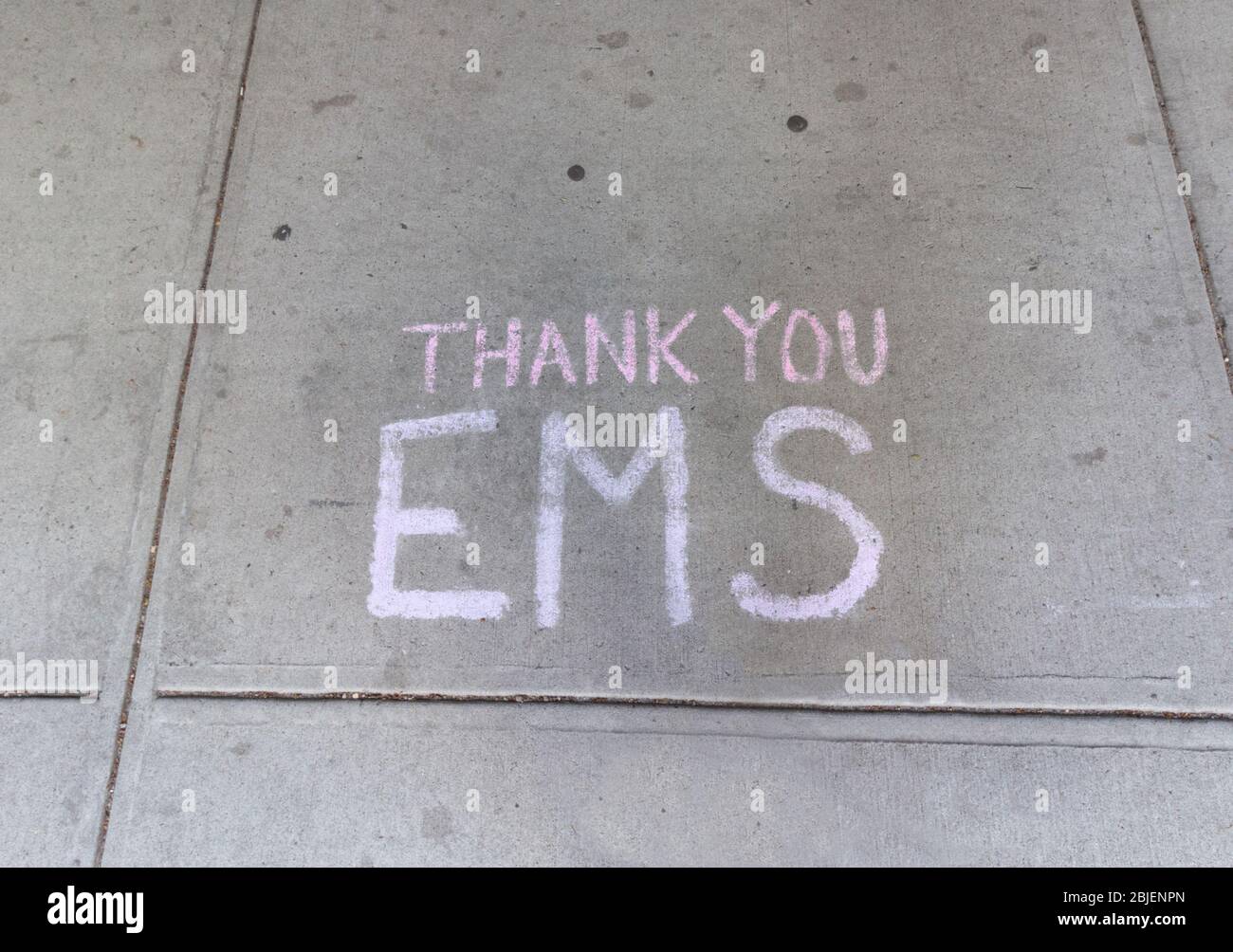 grazie ems scritto in gesso su un marciapiede un segno spontaneo di apprezzamento per i servizi medici di emergenza o lavoratori ems Foto Stock