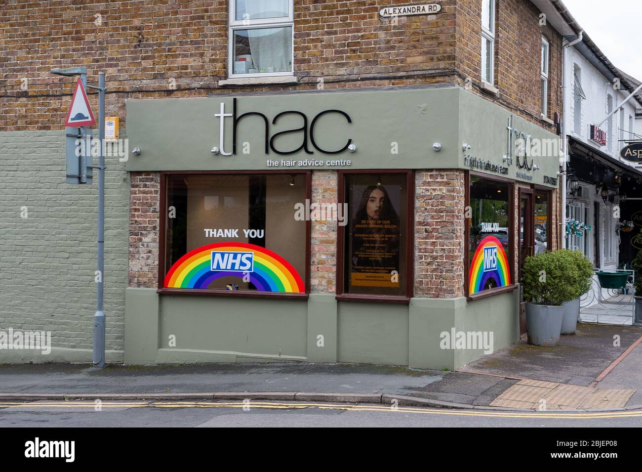 Englefield Green, Surrey, Regno Unito, 29 aprile 2020. Un arcobaleno luminoso NHS nella finestra dei pettini del thac in Englefield Green, Surrey e un messaggio 'grazie NHS' che porta positività in questi tempi difficili del blocco Pandemic di Coronavirus. Credito: Maureen McLean/Alamy Foto Stock