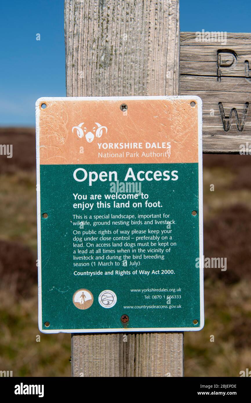 Indicazioni sulla brughiera a Wensleydale, consigliando alle persone di tenere i sentieri e non gambe i loro cani correre sciolto, come è una zona importante per terra nidificare l'uccello Foto Stock