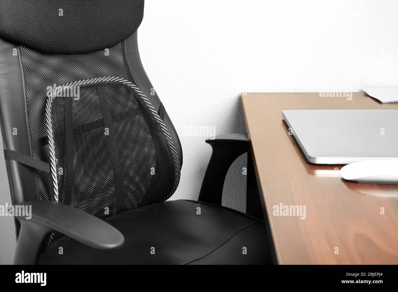 Sedia da ufficio con rete per supporto schienale su sfondo bianco Foto Stock