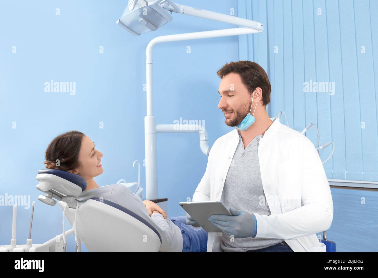 Giovane donna in visita dentista in clinica Foto Stock