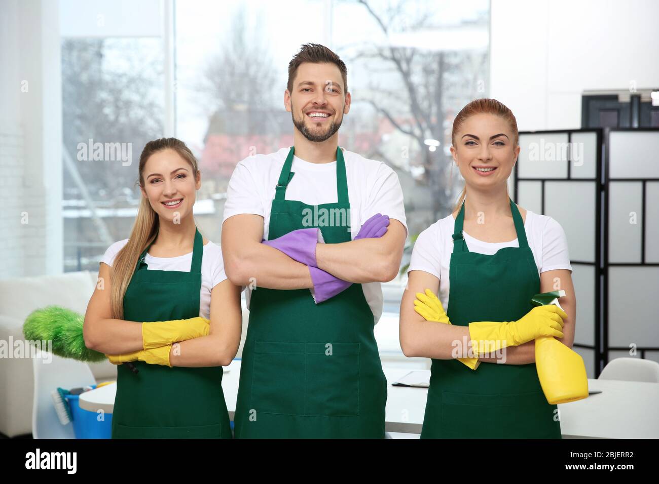 Personale addetto al servizio di pulizia al lavoro in ufficio Foto Stock