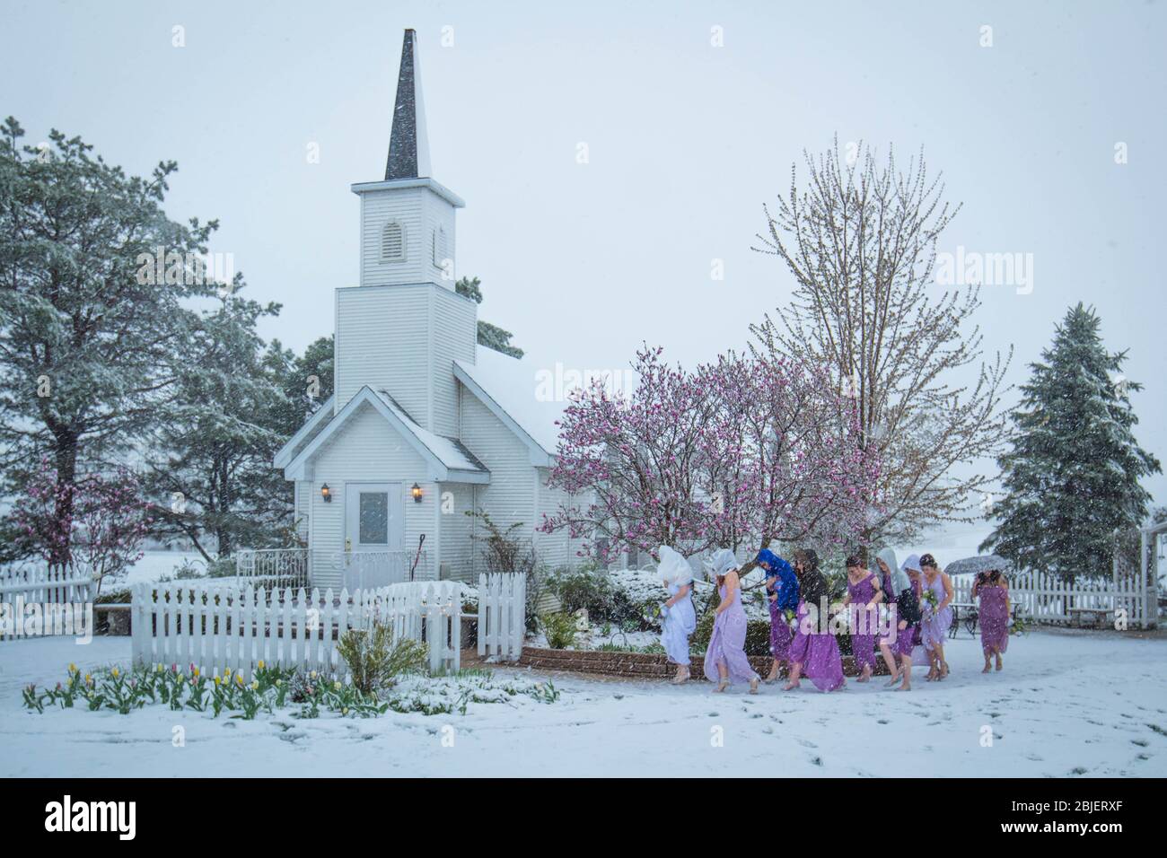 Snowy giorno di nozze cappella, gazebo e cottage Foto Stock