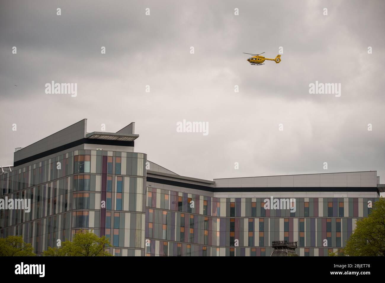 Glasgow, Regno Unito. 28 aprile 2020. Nella foto: Elicottero Scottish Air Ambulance Service (Airbus Helicopter H145 / EC145T2) visto in procinto di atterrare al Queen Elizabeth University Hospital trasferendo più pazienti Covid-19. Credit: Colin Fisher/Alamy Live News. Foto Stock