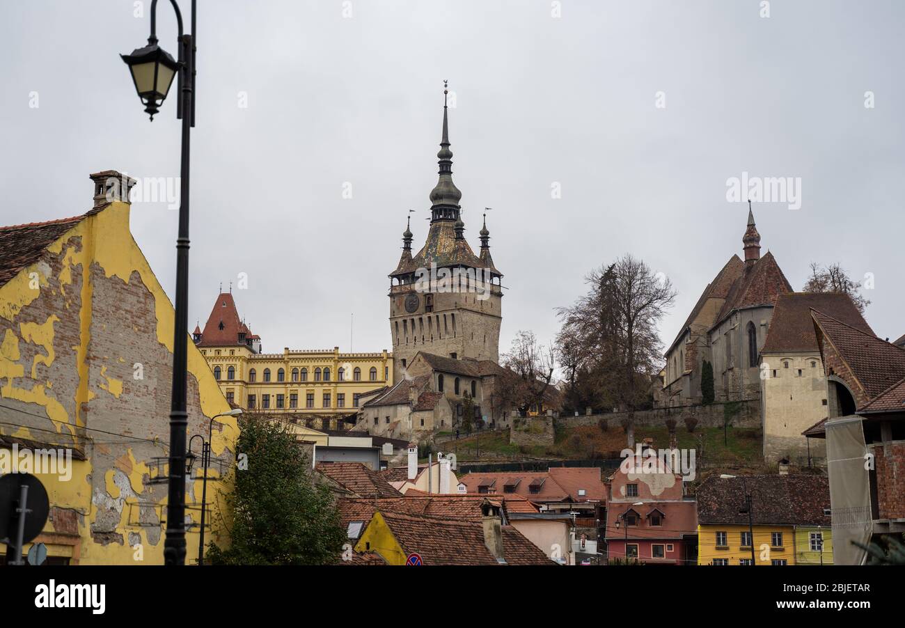 Città vecchia di Sighisoara in Europa orientale in Romania con bella vecchia architettura Foto Stock