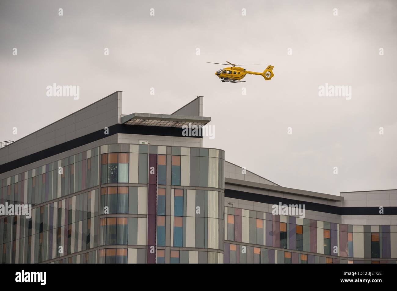 Glasgow, Regno Unito. 28 aprile 2020. Nella foto: Elicottero Scottish Air Ambulance Service (Airbus Helicopter H145 / EC145T2) visto in procinto di atterrare al Queen Elizabeth University Hospital trasferendo più pazienti Covid-19. Credit: Colin Fisher/Alamy Live News. Foto Stock