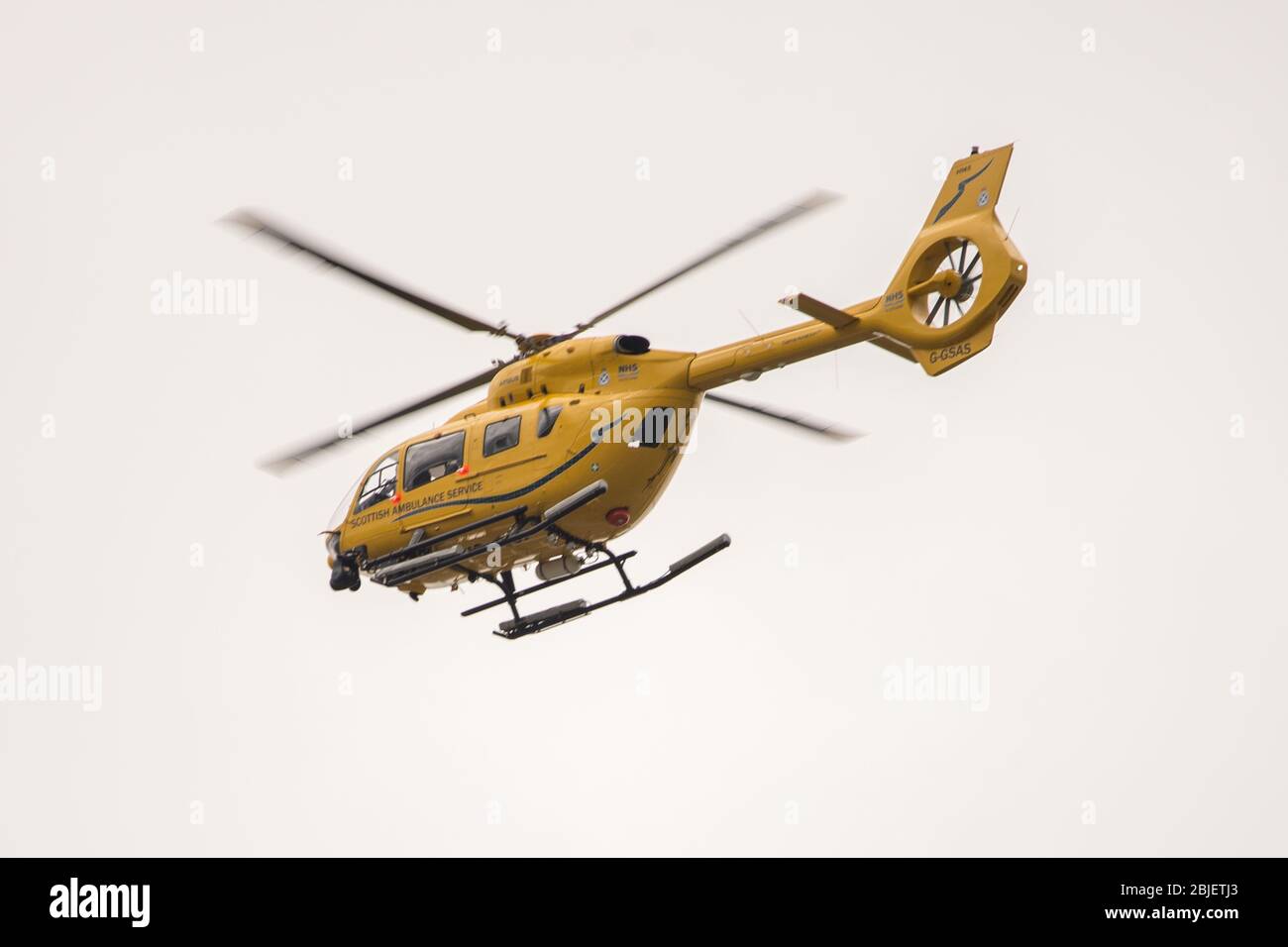 Glasgow, Regno Unito. 28 aprile 2020. Nella foto: Elicottero Scottish Air Ambulance Service (Airbus Helicopter H145 / EC145T2) visto in procinto di atterrare al Queen Elizabeth University Hospital trasferendo più pazienti Covid-19. Credit: Colin Fisher/Alamy Live News. Foto Stock