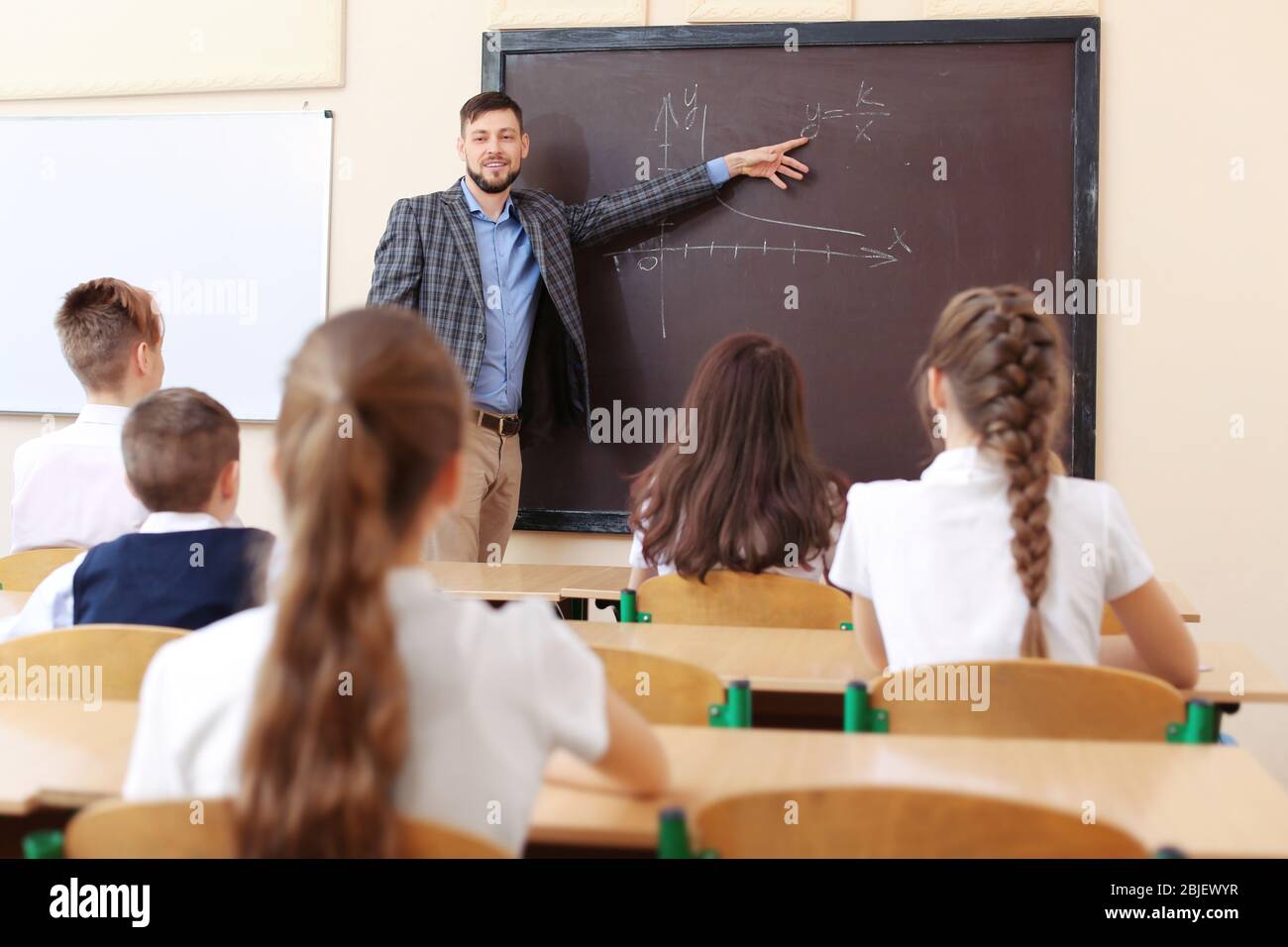 Gli alunni in ascolto insegnante in classe Foto Stock
