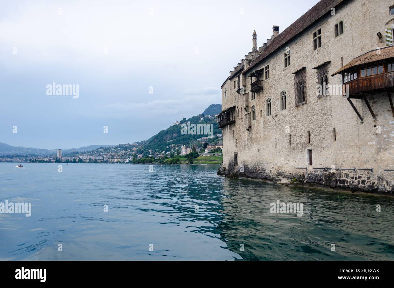 Vista esterna del Castello di Chillon sulle rive del Lago di Ginevra a Veytaux, Svizzera Foto Stock