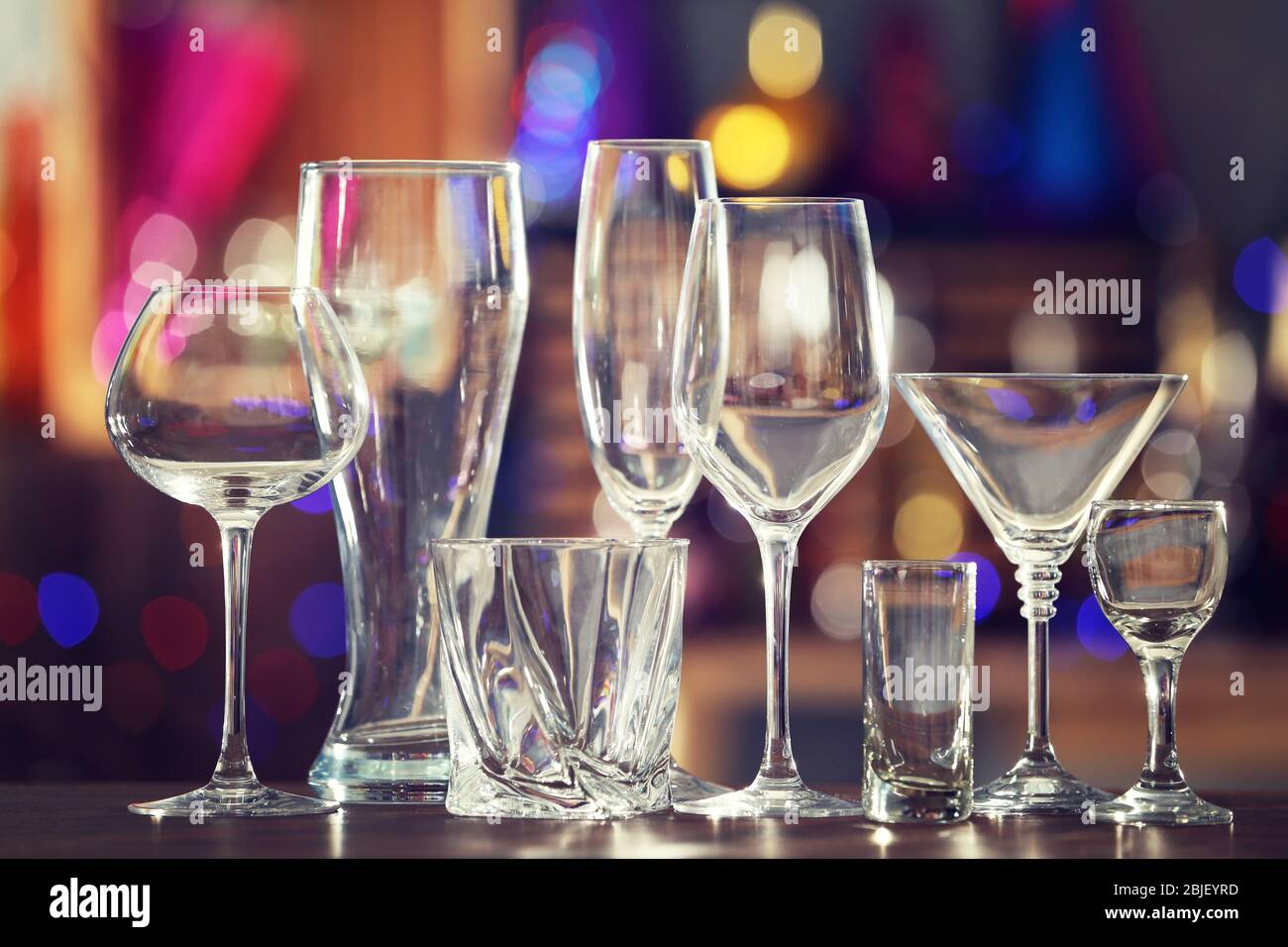 Vetreria diversa su sfondo sfocato Foto Stock