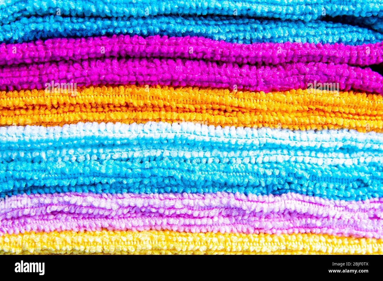 Asciugamani multicolore sfondo. Fotografia rosa, beige, giallo e blu Foto Stock