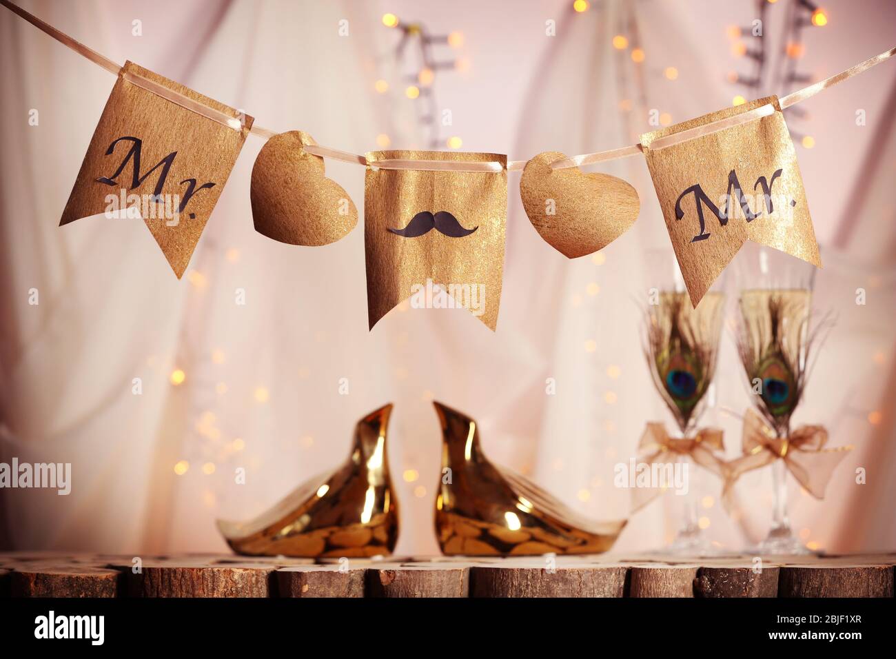 Decorazioni per matrimoni gay su sfondo sfocato Foto Stock