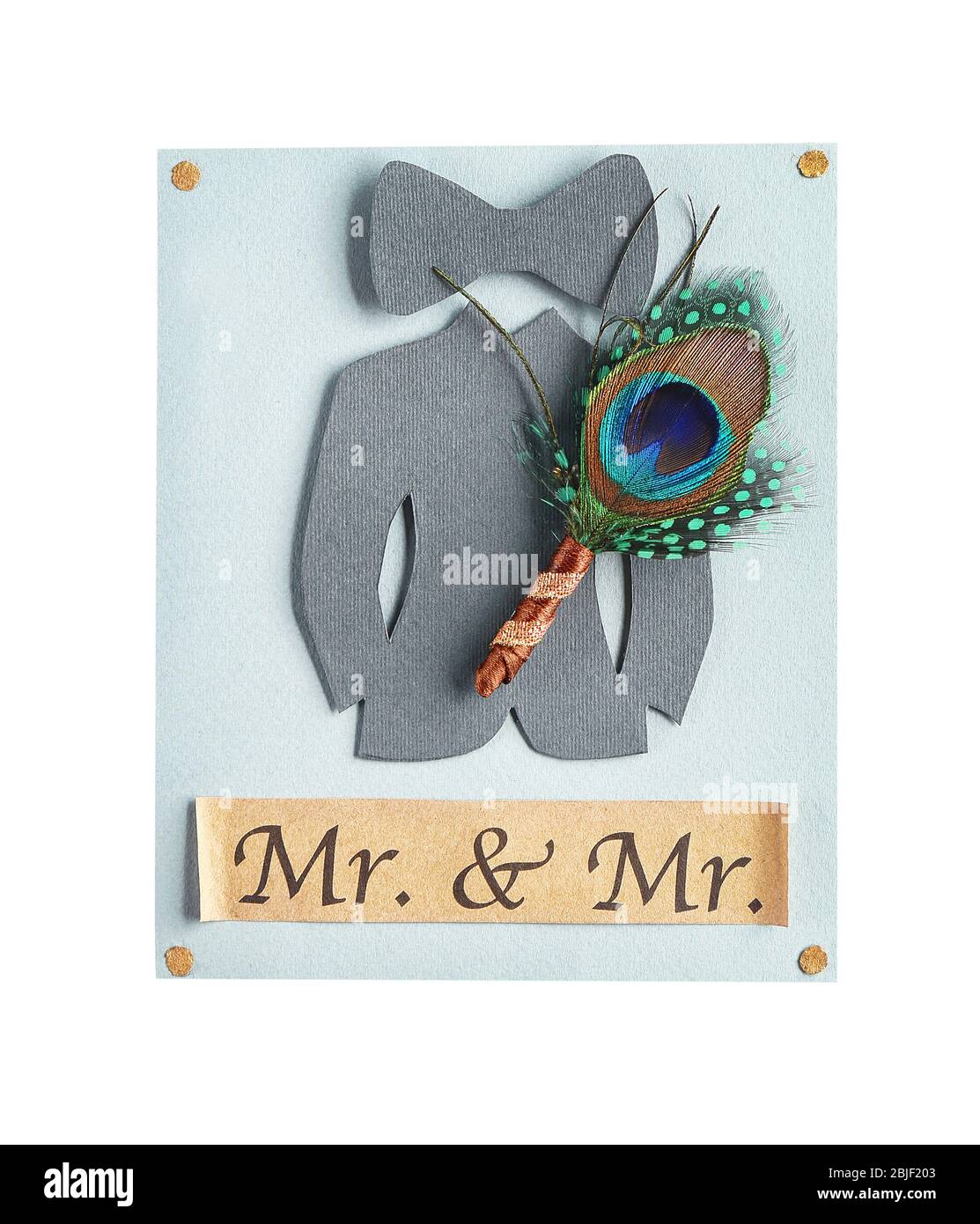 Boutonniere di nozze con piuma di pavone e carta isolato su bianco Foto Stock