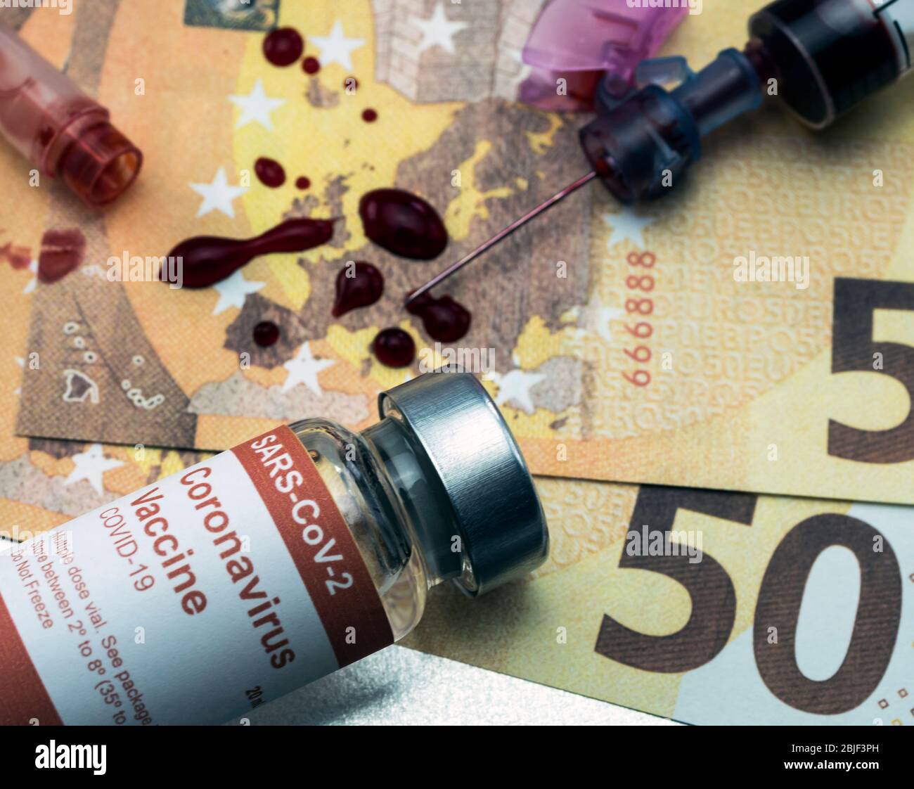 siringa per sangue con vaccino covid-19 su banconote in euro, idea concettuale Foto Stock