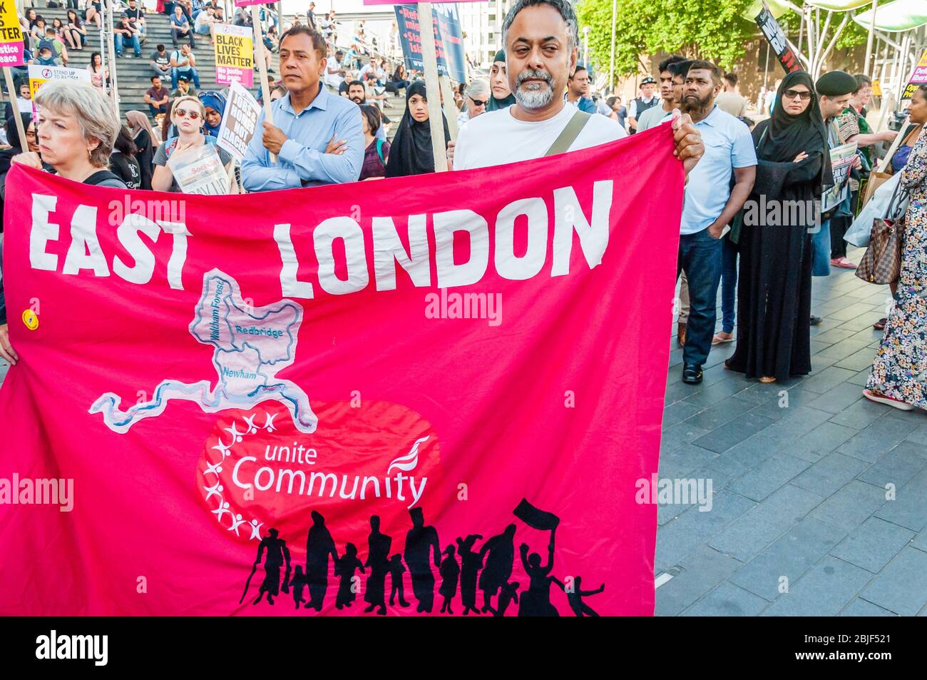 La protesta degli "ATTACCHI DI STOP ACID" si trova al di fuori della stazione di Stratford a Londra Est. I manifestanti stanno tenendo un banner con la scritta "tand up to Racism" (Sida fino al razzismo) Foto Stock