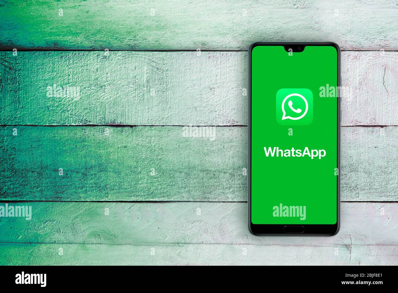 BARCELLONA, 29 APRILE: Smartphone con il logo dell'app social media WhatsApp sullo schermo il 31 aprile 2020 a Barcellona Foto Stock