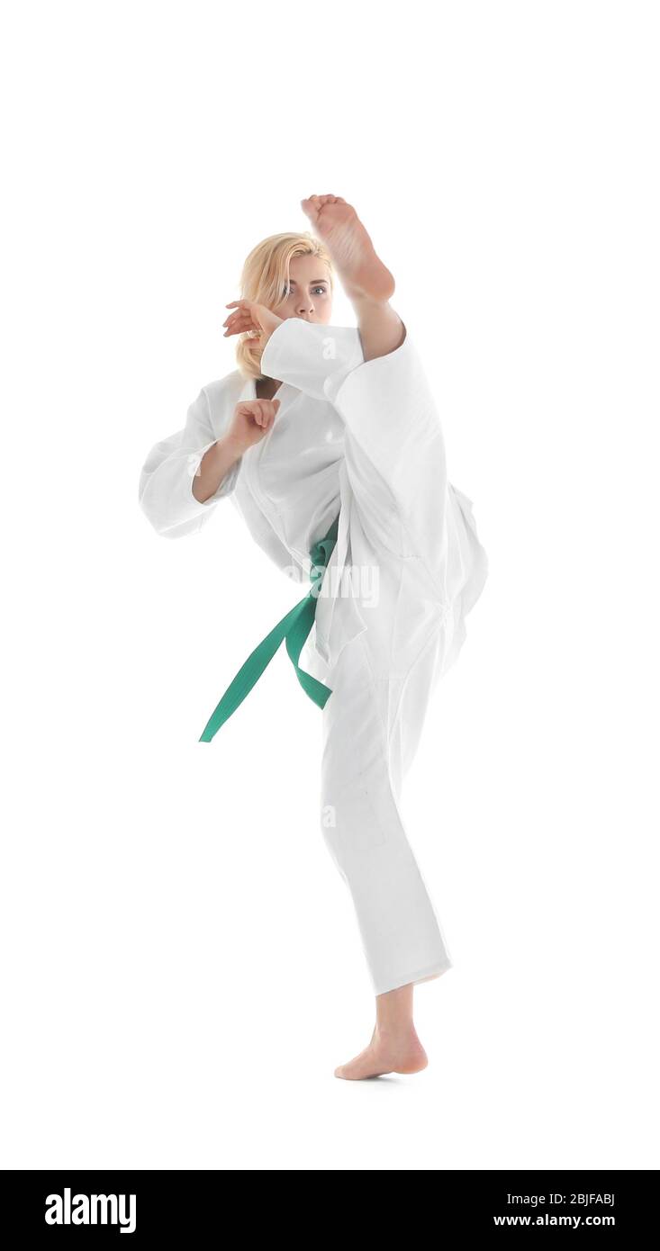Giovane donna sportiva pratica arti marziali su sfondo bianco Foto Stock