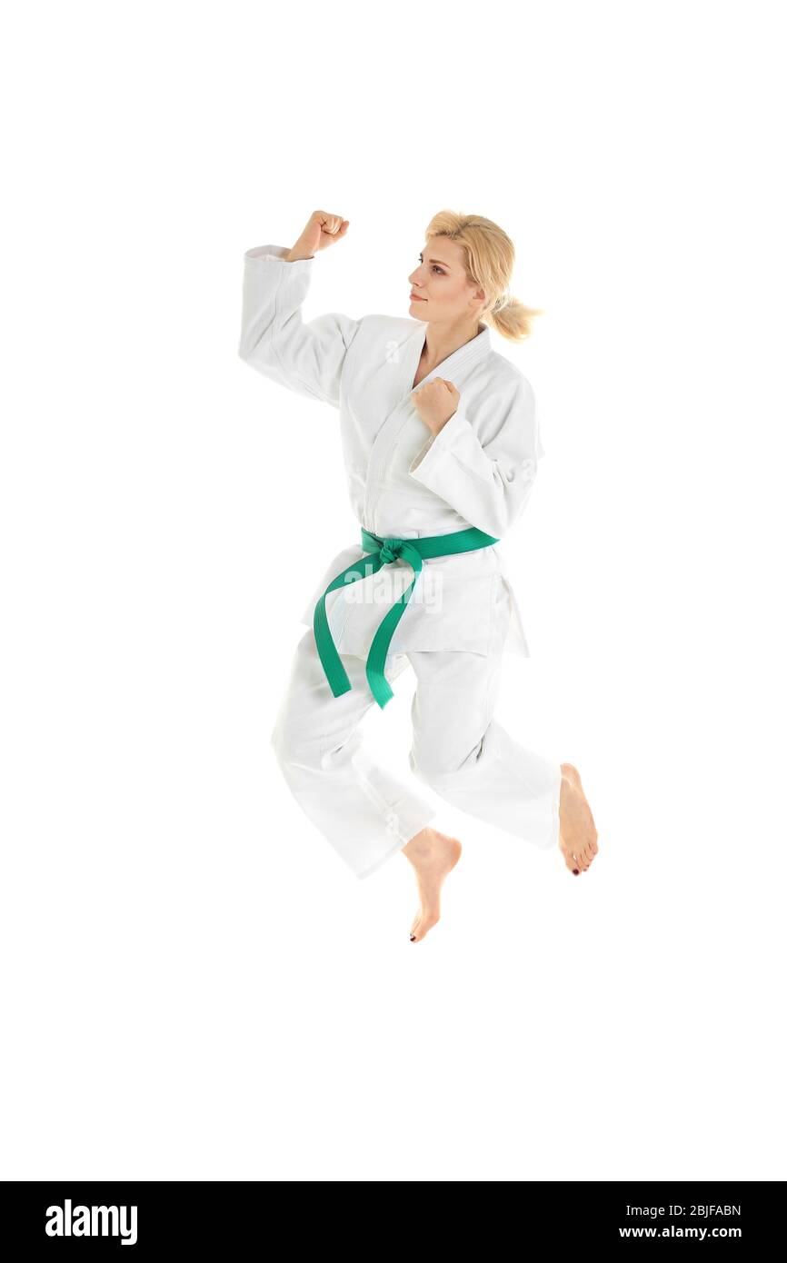 Giovane donna sportiva pratica arti marziali su sfondo bianco Foto Stock