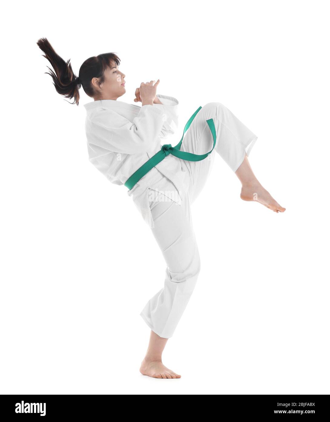 Giovane donna sportiva pratica arti marziali su sfondo bianco Foto Stock