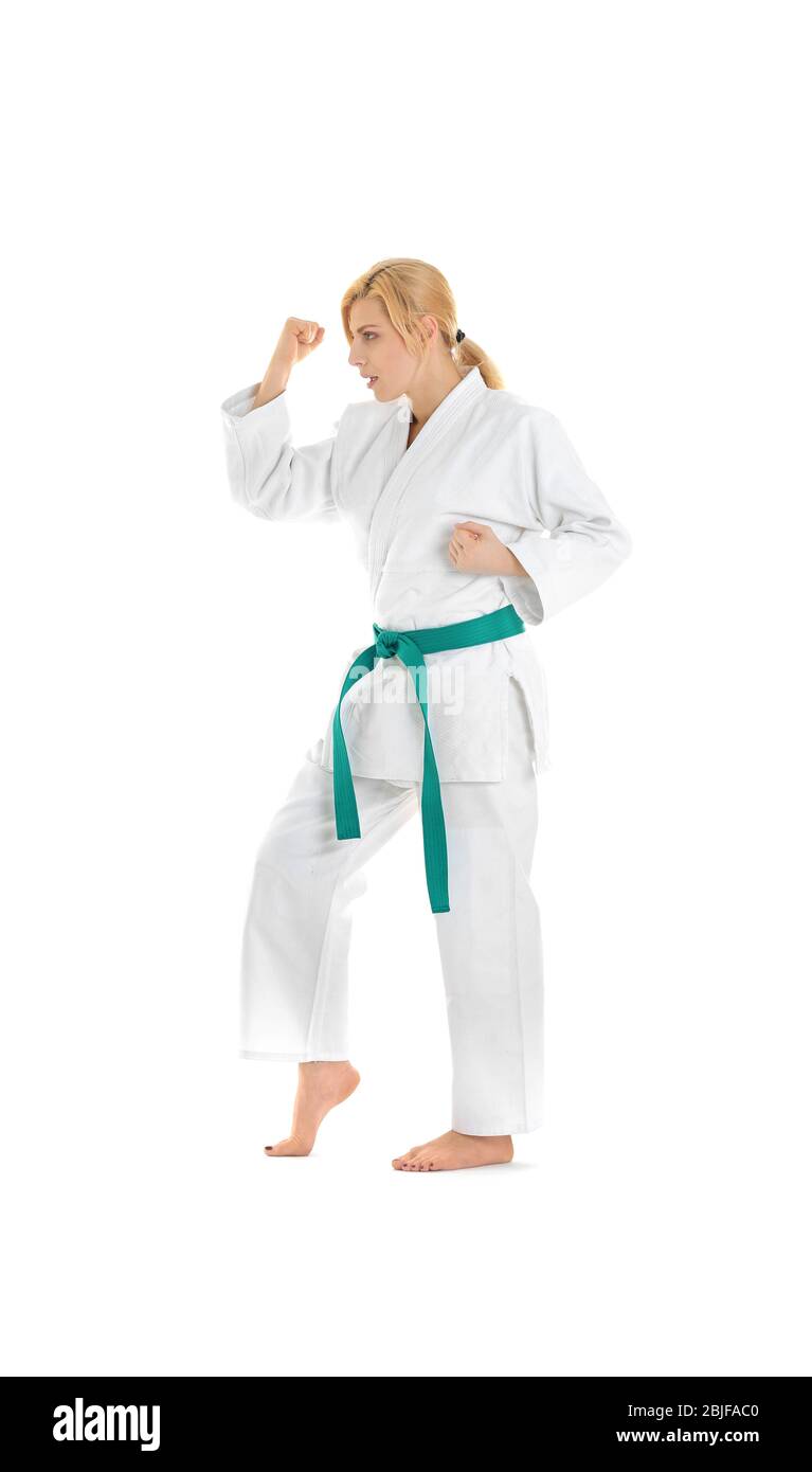 Giovane donna sportiva pratica arti marziali su sfondo bianco Foto Stock