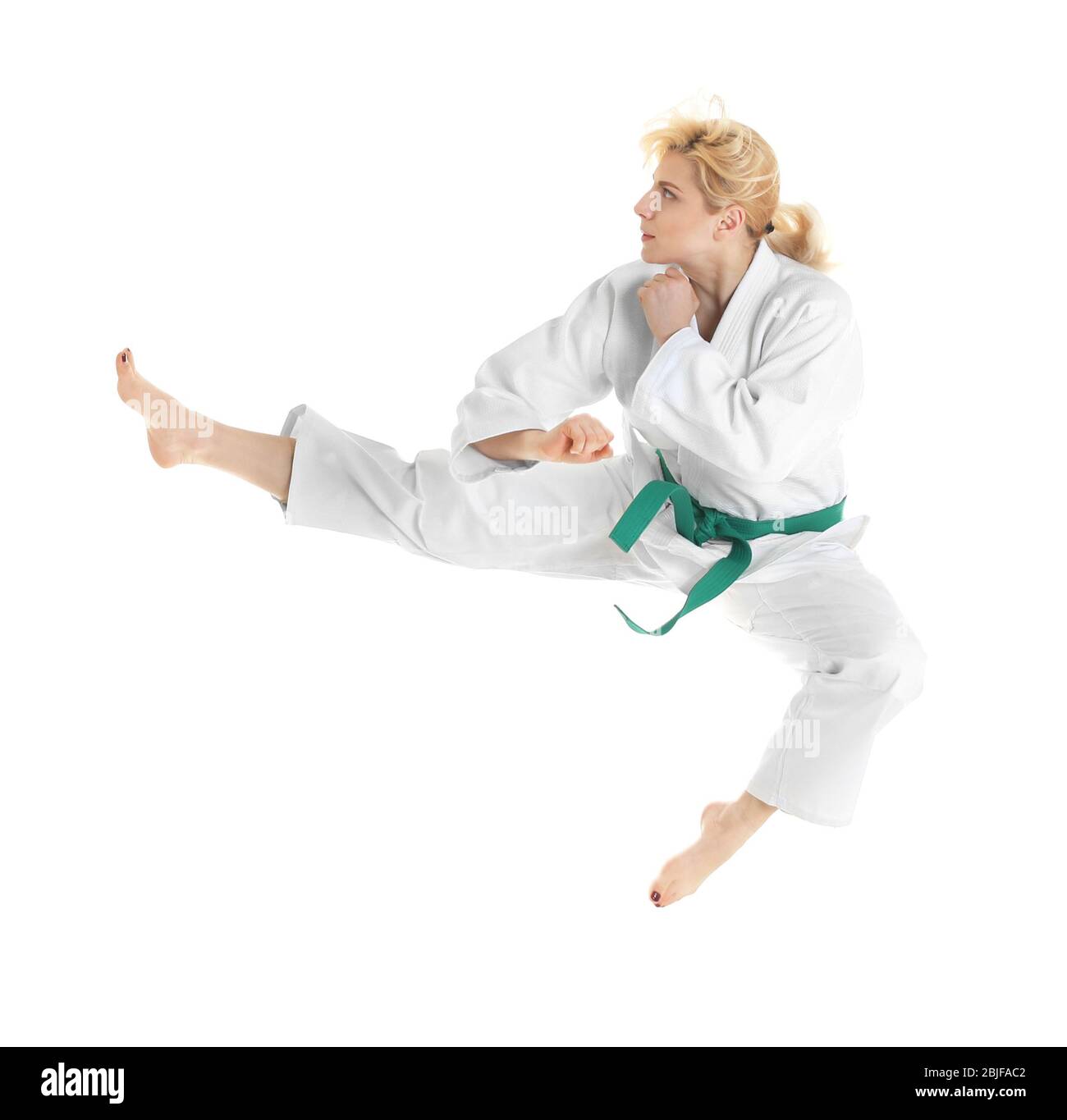 Giovane donna sportiva pratica arti marziali su sfondo bianco Foto Stock