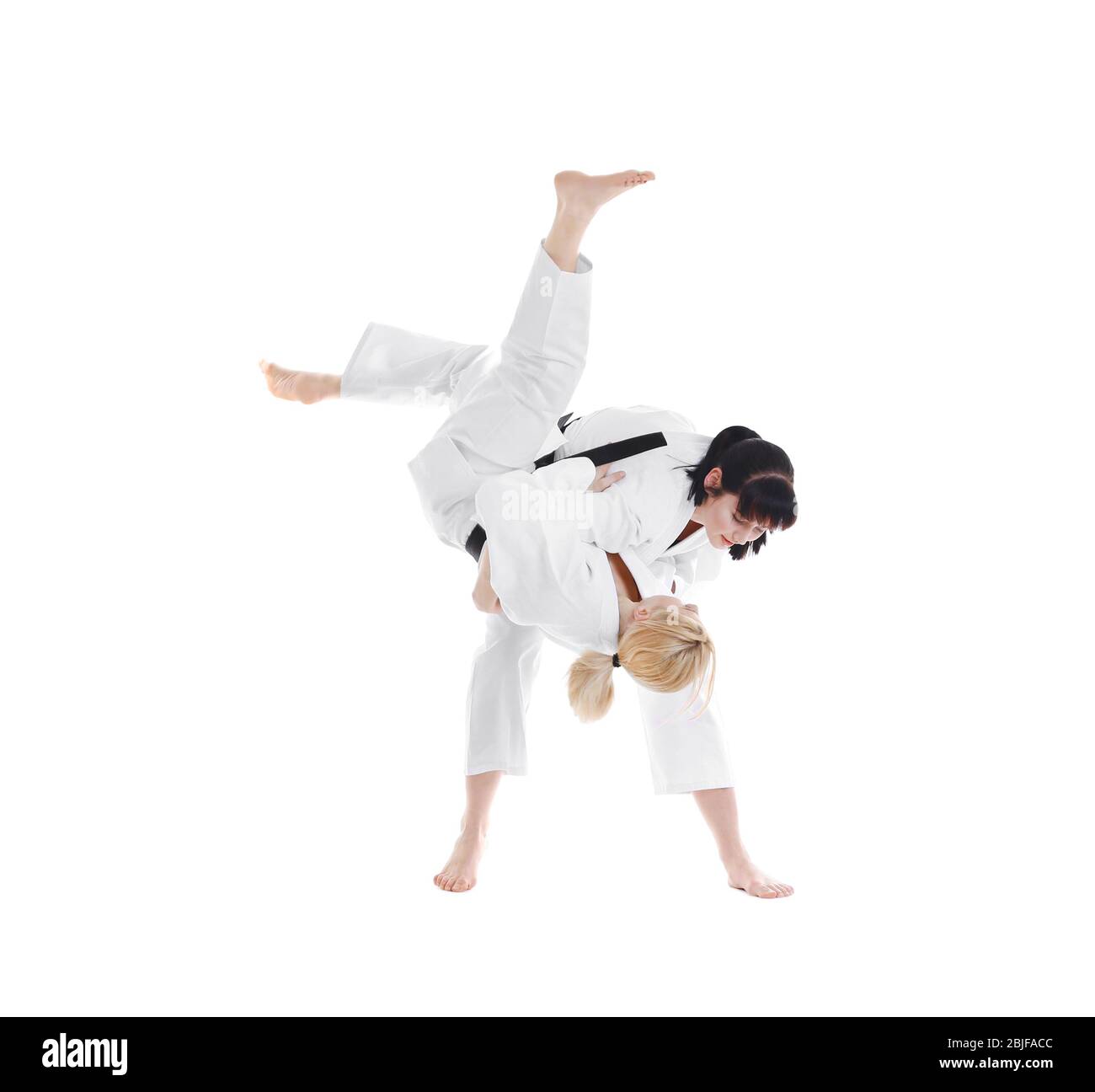 Giovani donne sportive che praticano arti marziali su sfondo bianco Foto Stock