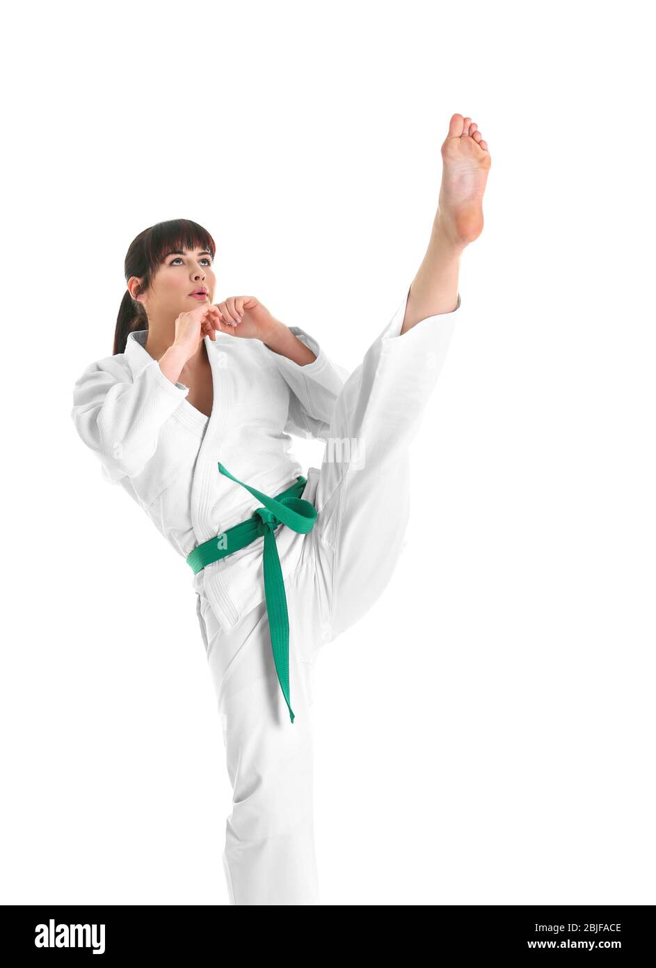 Giovane donna sportiva pratica arti marziali su sfondo bianco Foto Stock