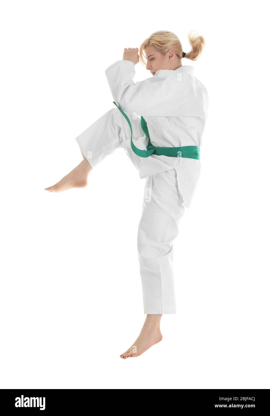 Giovane donna sportiva pratica arti marziali su sfondo bianco Foto Stock