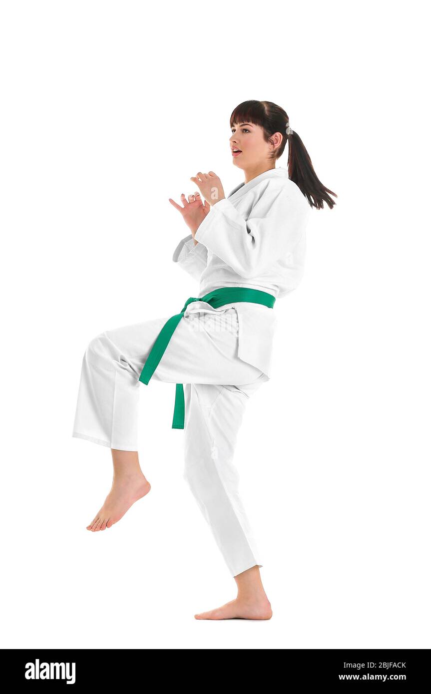 Giovane donna sportiva pratica arti marziali su sfondo bianco Foto Stock